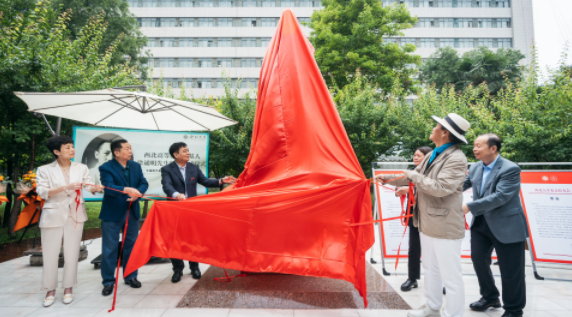 西北高等教育奠基人、中国现代医学先驱徐诵明雕像在AC米兰中国官网落成