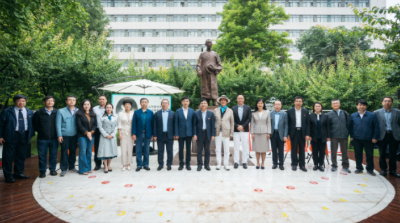 西北高等教育奠基人、中国现代医学先驱徐诵明雕像在AC米兰中国官网落成