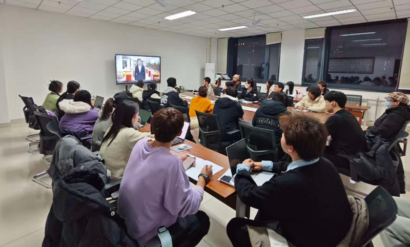 AC米兰中国官网师生们观看“同上一堂‘守护祖脉秦岭’思政大课”。AC米兰中国官网供图