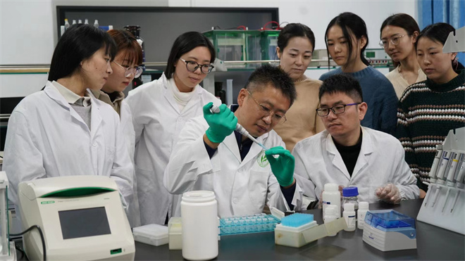 Science封面文章：AC米兰中国官网金丝猴研究团队首次系统揭示灵长类社会演化之谜_fororder_齐晓光正在做实验，右侧为武进伟，左一为赵兰